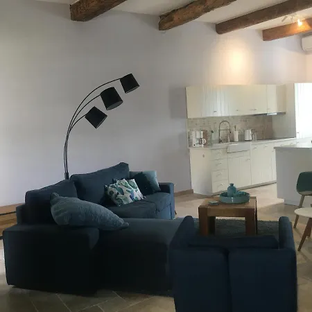 Cor Causy Mimosa Apartment
